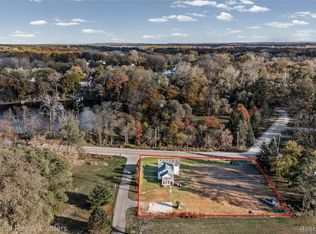 8292 Pettysville Rd, Pinckney, MI 48169