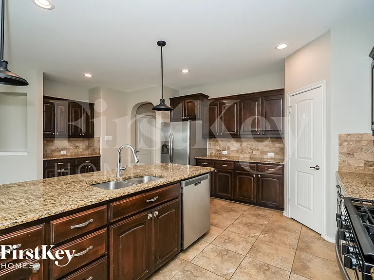 1724 Henderson Dr — Photo 9