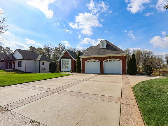 3rd image of 225 Forest Ridge Cv