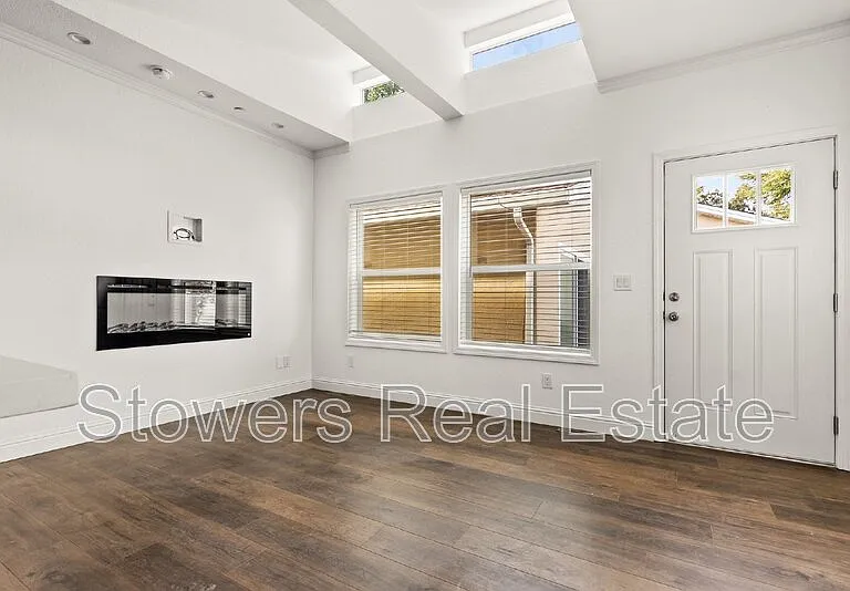 144 Larkwood Cir — Photo 2