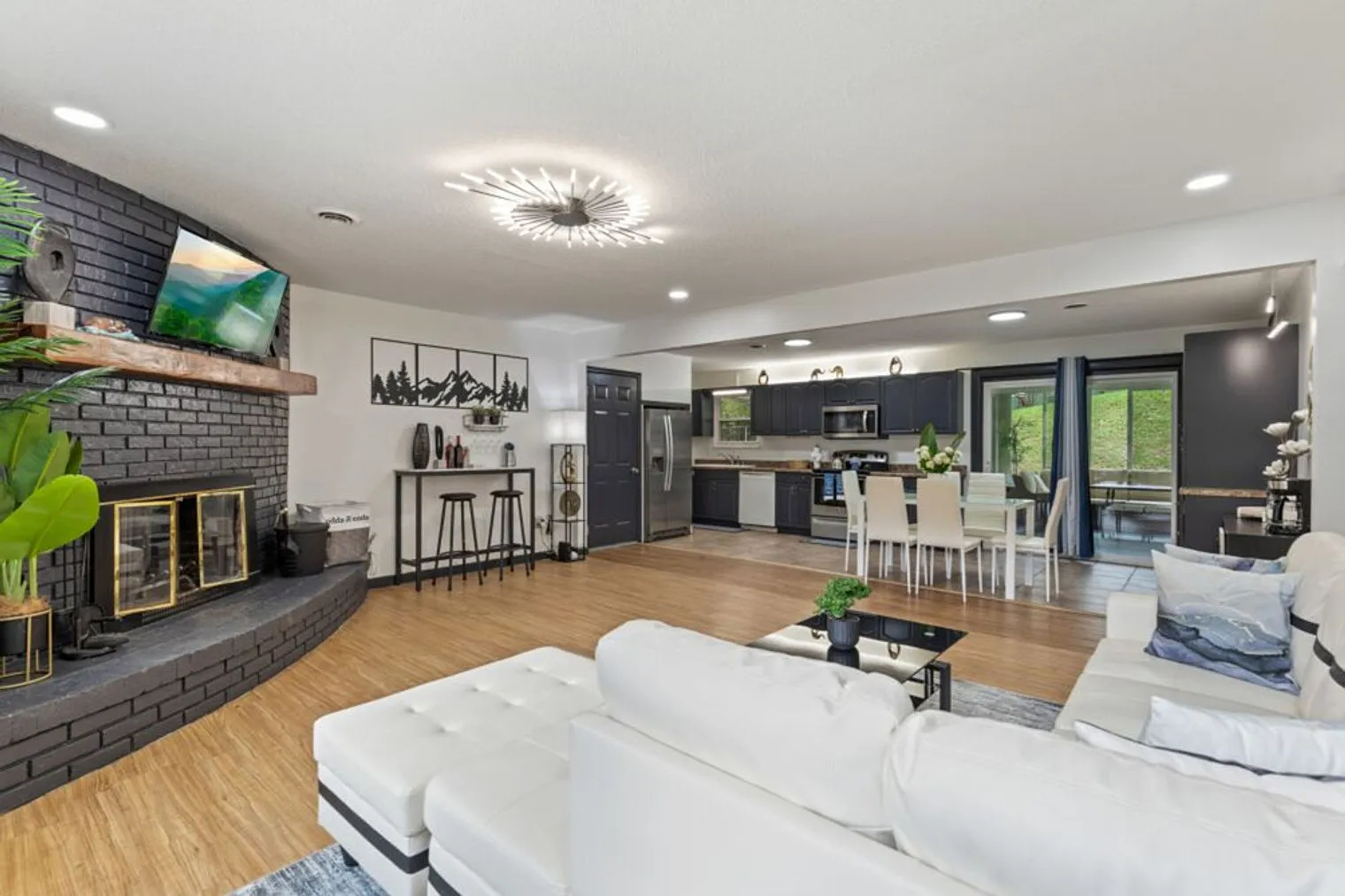 3 bed, 2.0 bath, 1313 sqft, $5,161 — Photo 3