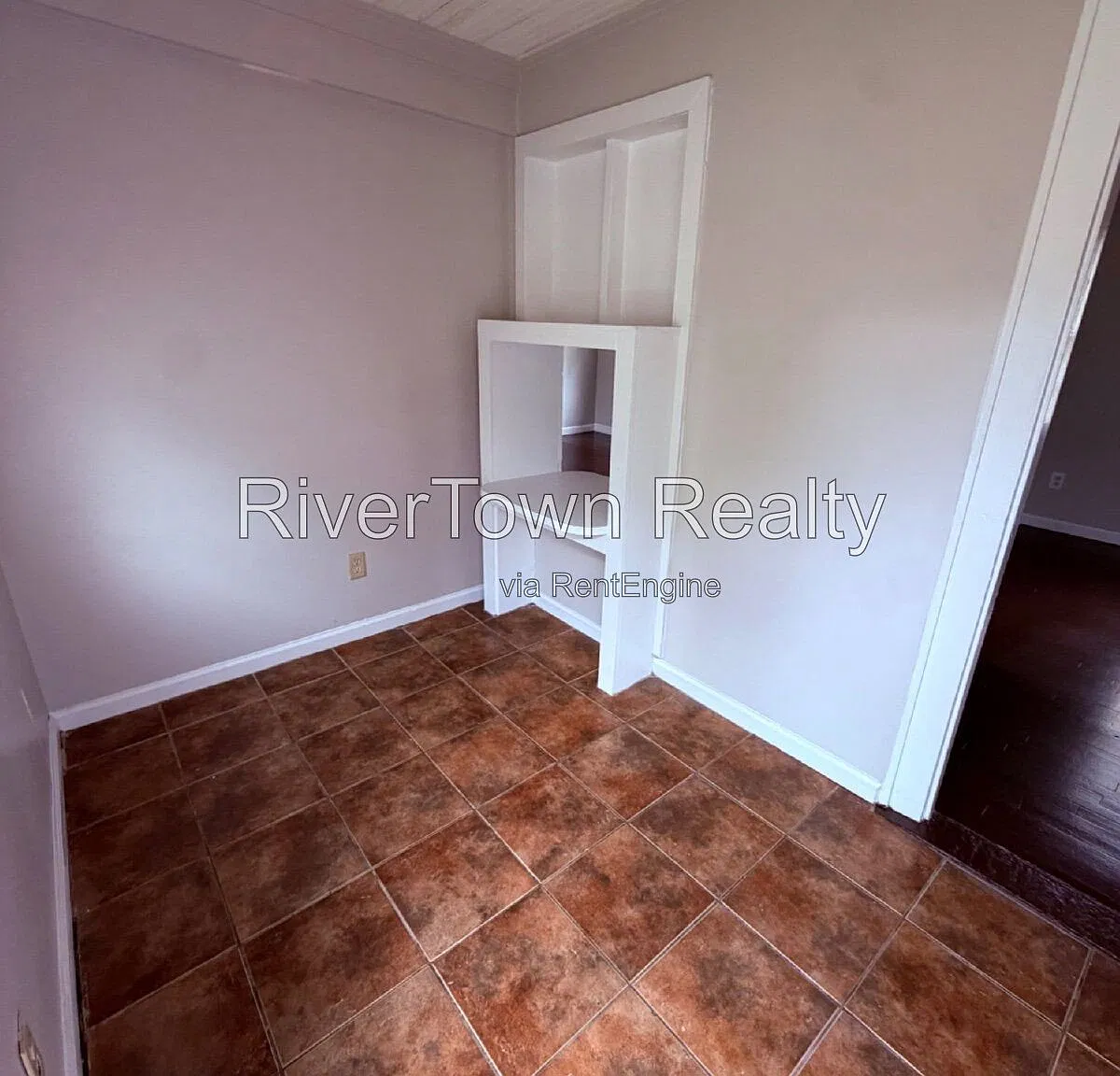 3 bed, 1.0 bath, 910 sqft, $995 — Photo 2