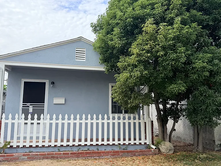 4112 W Victory Blvd — Photo 1
