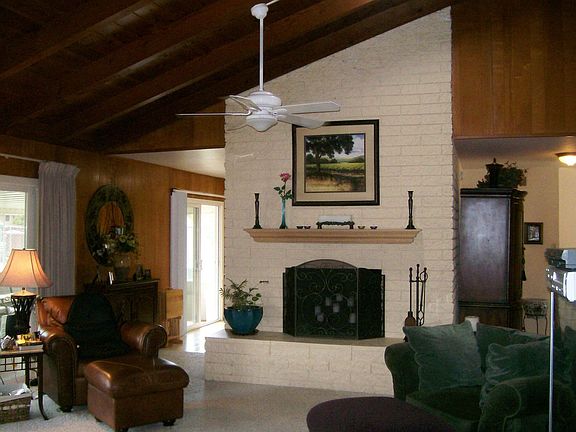 Huge Great Room w/Vaulted Ceilings