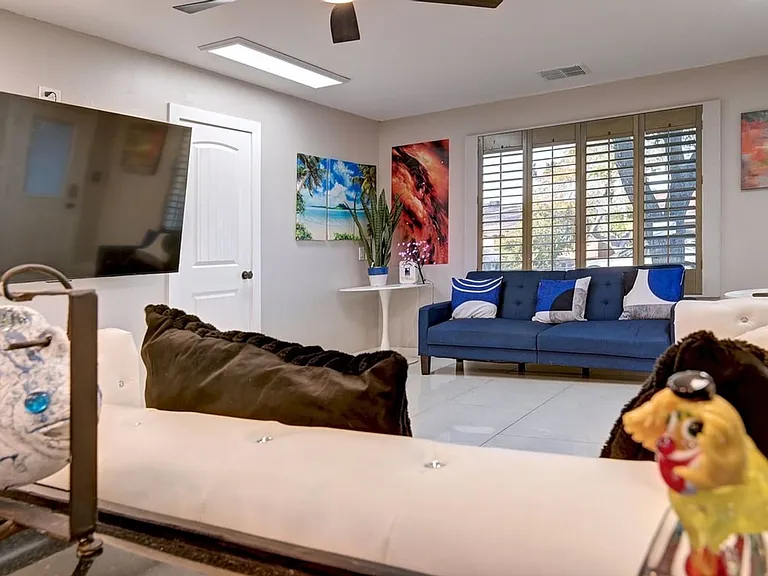 121 W Balboa Dr — Photo 40