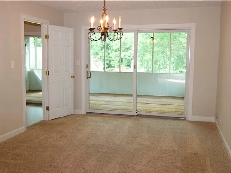 1019 Jonathan Ln — Photo 4