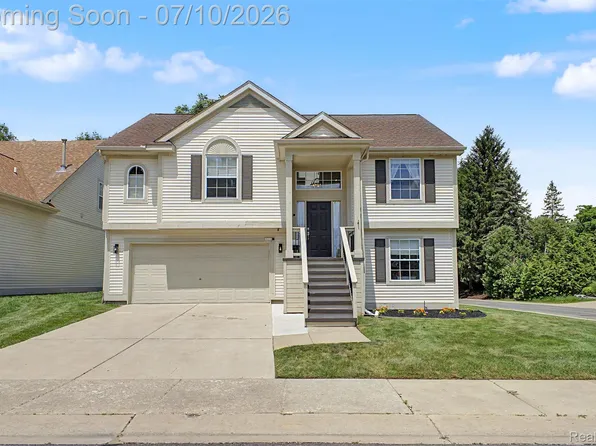6400 Lake Meadow Dr, Waterford, MI 48327
