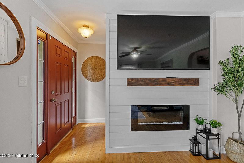 4th image of 179 Menand Road