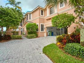 2707 Center Court Dr, Fort Lauderdale, FL
