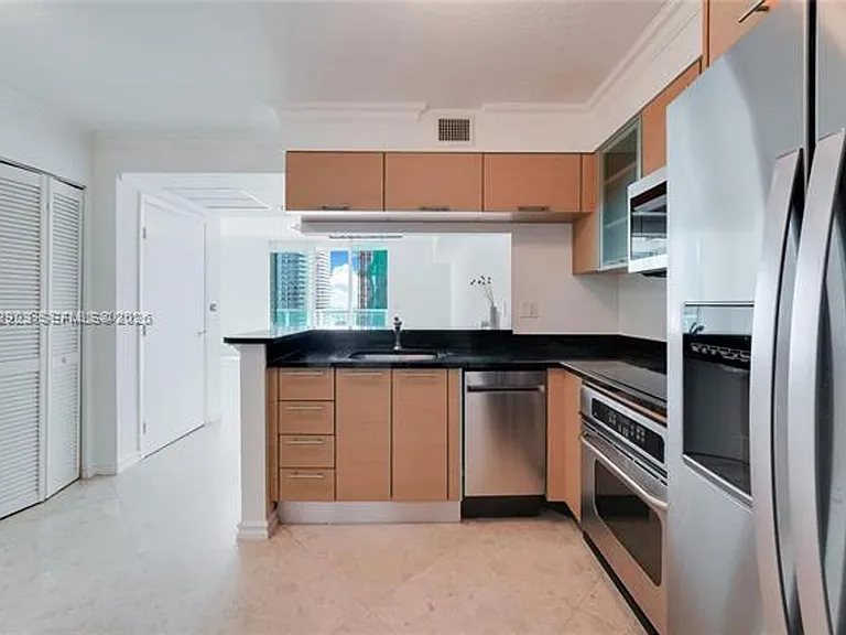 31 SE 5th St #3306 — Photo 3