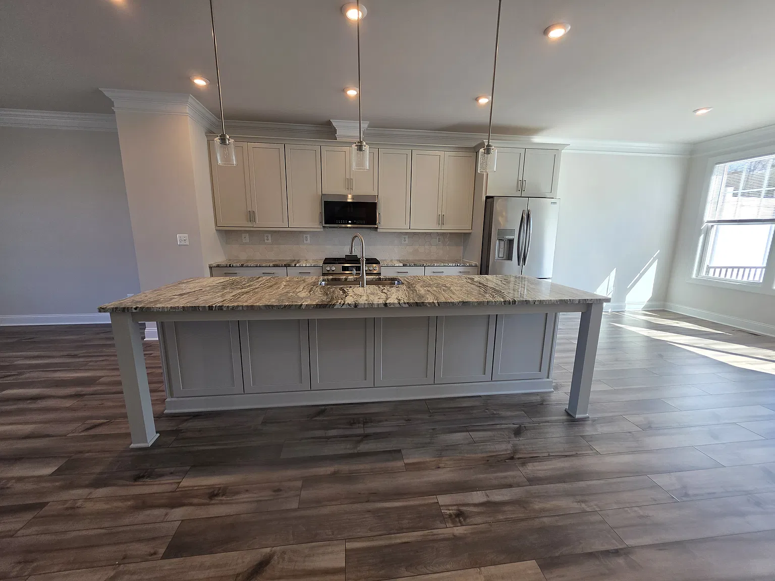 4 bed, 2298 sqft, $2,900 — Photo 2