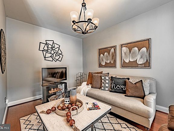 4th image of 20 Meridian Ln