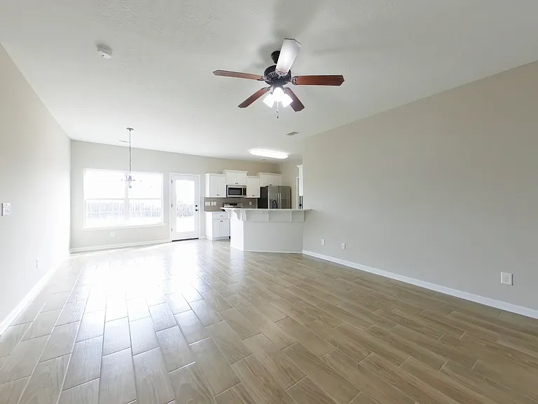 760 Keyes Dr — Photo 3