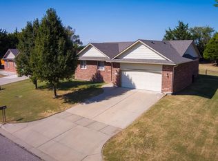 1010 Forrest Glenn Dr, Arkansas City, KS 67005