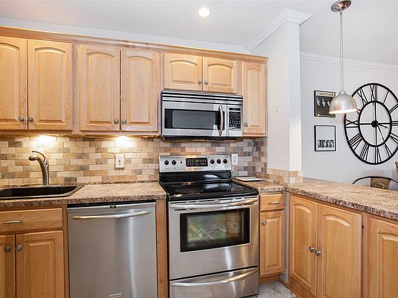 3rd image of 100 Connetquot Ave APT 40