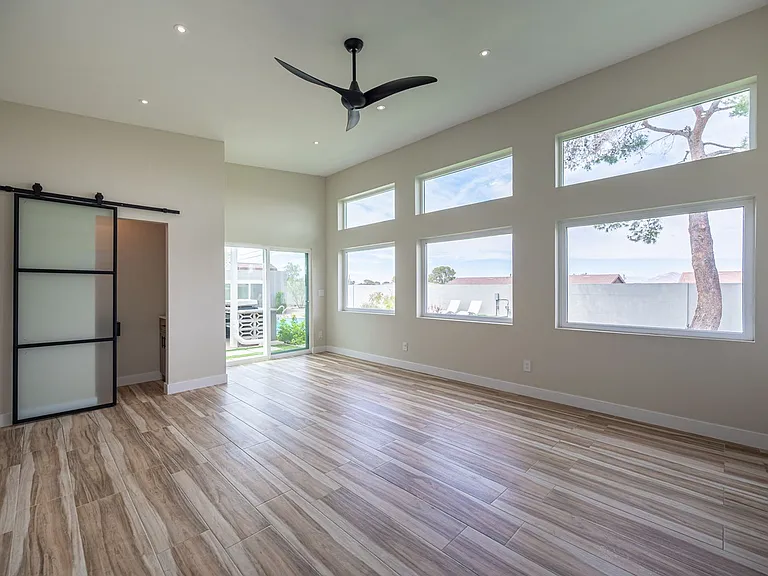 330 E Country Club Dr — Photo 66
