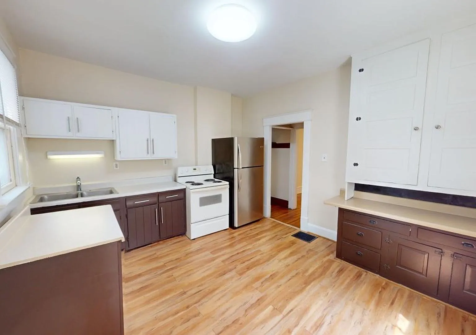 3 Bedrooms, 1 Full Bathroom + 2 Free Off-Street Parking Spaces Beautiful Campus Property Availabl... — Photo 3
