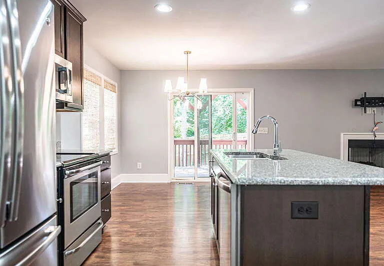 555 N Saylor St — Photo 9