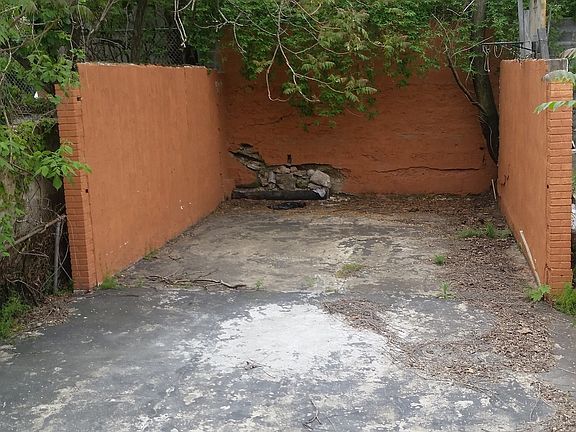3rd image of 951 E 231st St