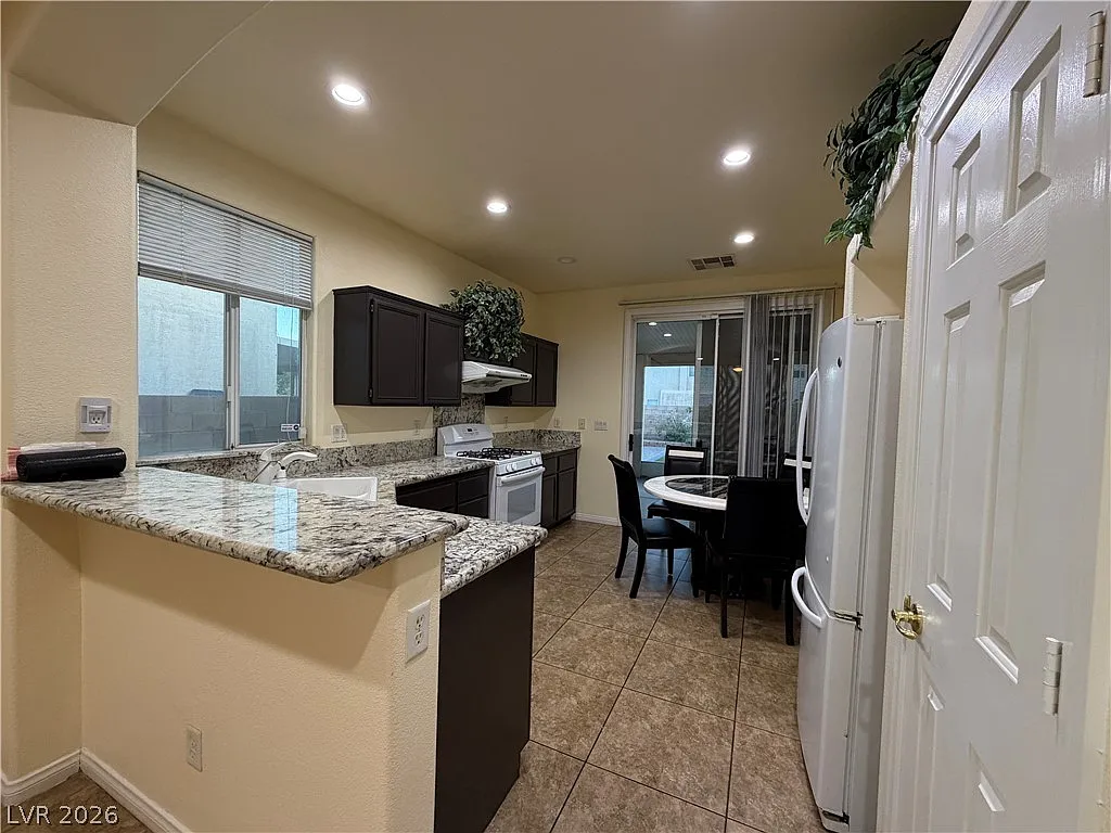 3 bed, 2.5 bath, 1710 sqft, $2,095 — Photo 3