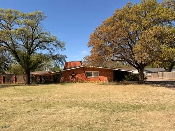 1015 Walnut St, Idalou, TX 79329