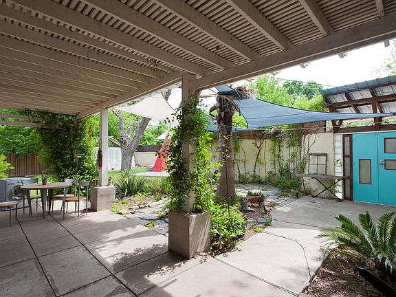 Private entry courtyard