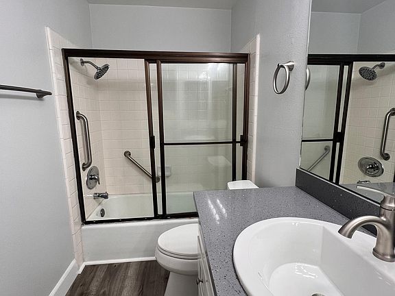 2nd Bathroom - Tub/shower