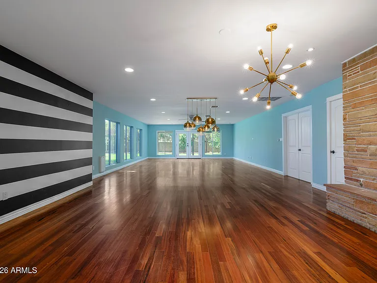 121 W Orchid Ln — Photo 6