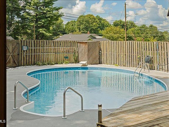 3rd image of 9 Red Oak Cir