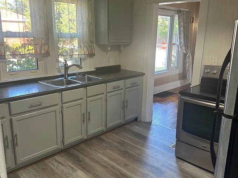504 E Walnut St — Photo 5