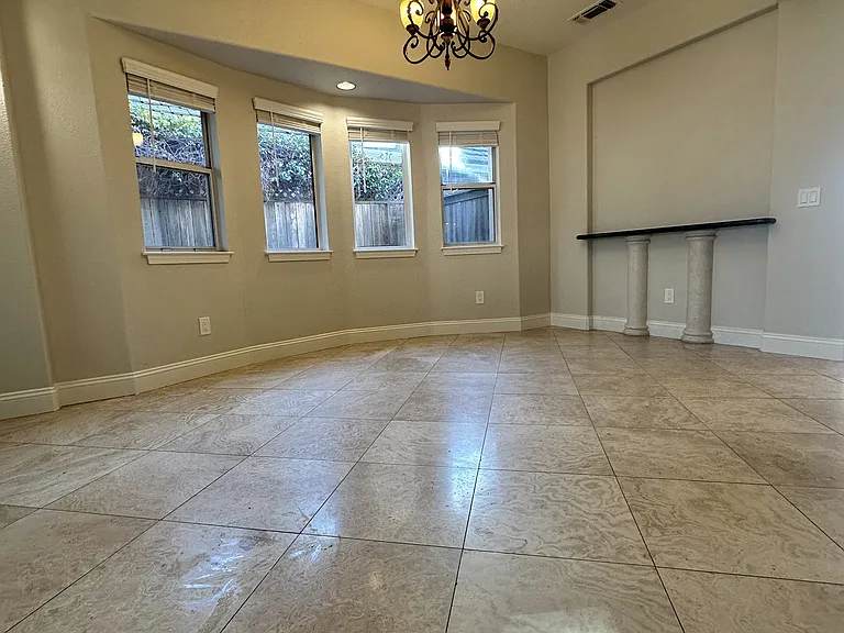 2221 Banbury Cir — Photo 6