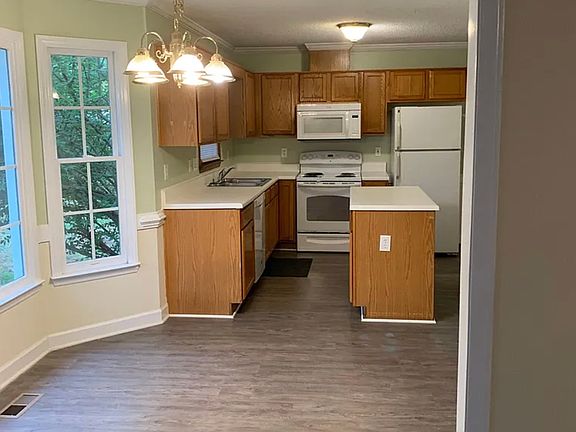 4th image of 3212 Peachford Ln