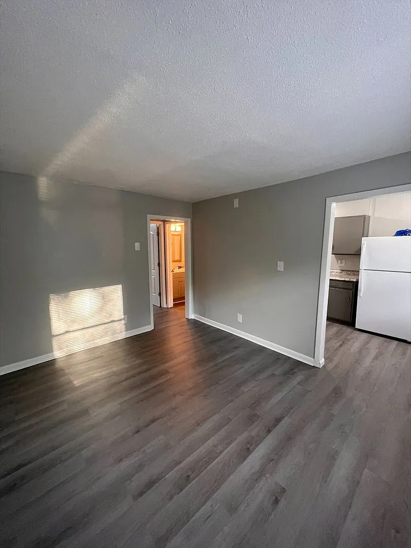 Evergreen Apartments — Photo 3