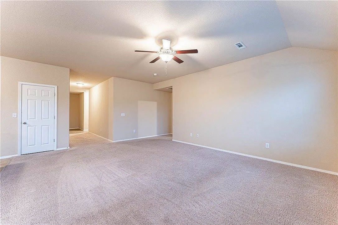 4 bed, 1852 sqft, $1,900 — Photo 2