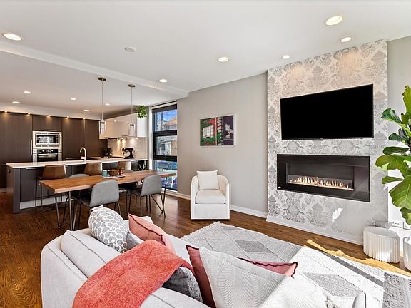 4th image of 1900 W Armitage Ave #1