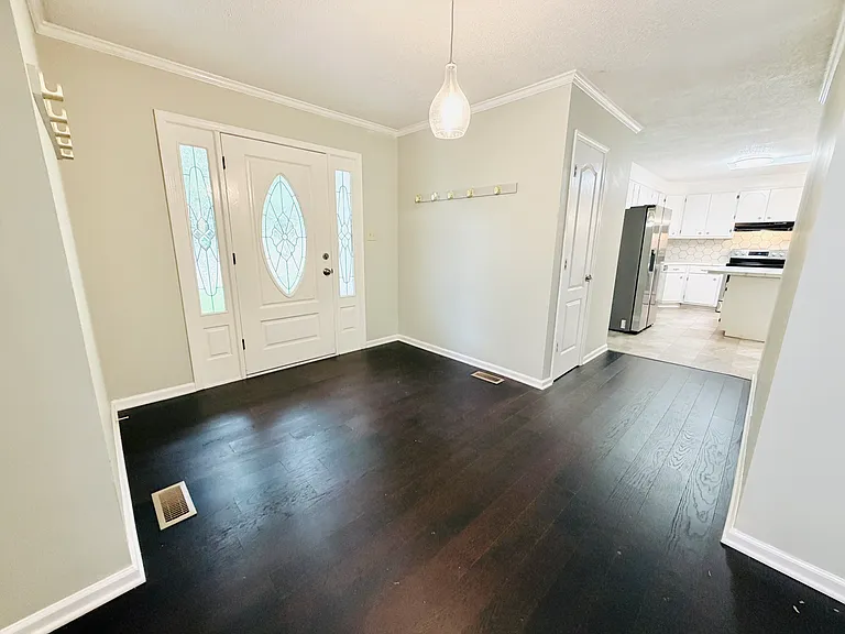 7905 Castleton Ln — Photo 13
