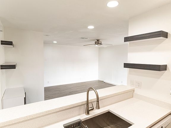 3rd image of 410 W Yukon Dr Unit 4
