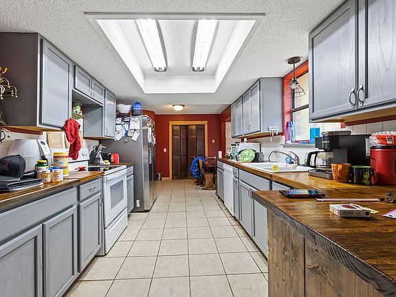 5th image of 2704 Parkwood Dr