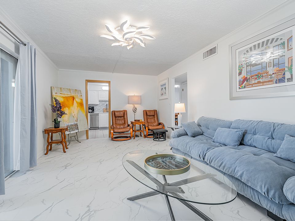 Living room Comfortably sits 7-8 people