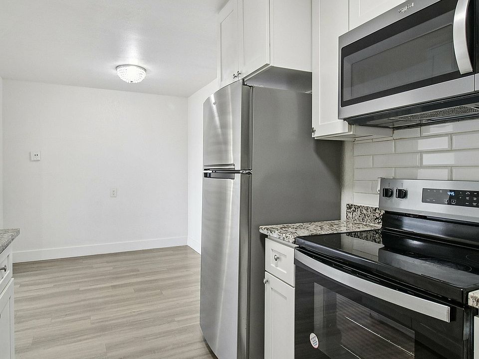 2x2 Dining room