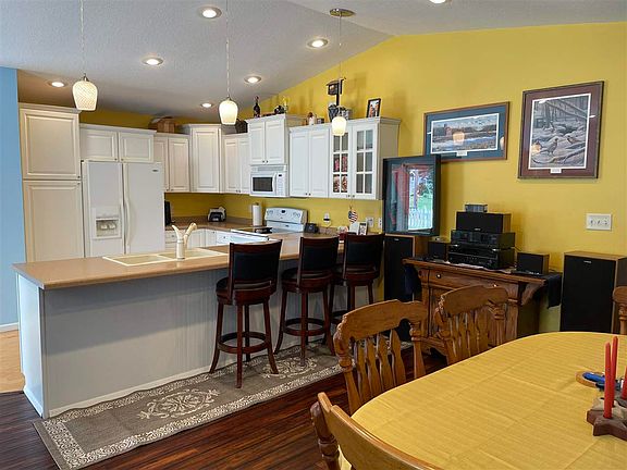 3rd image of 127 E Broadway St #1