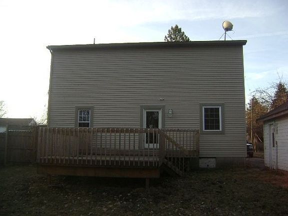 3rd image of 211 Iroquois St