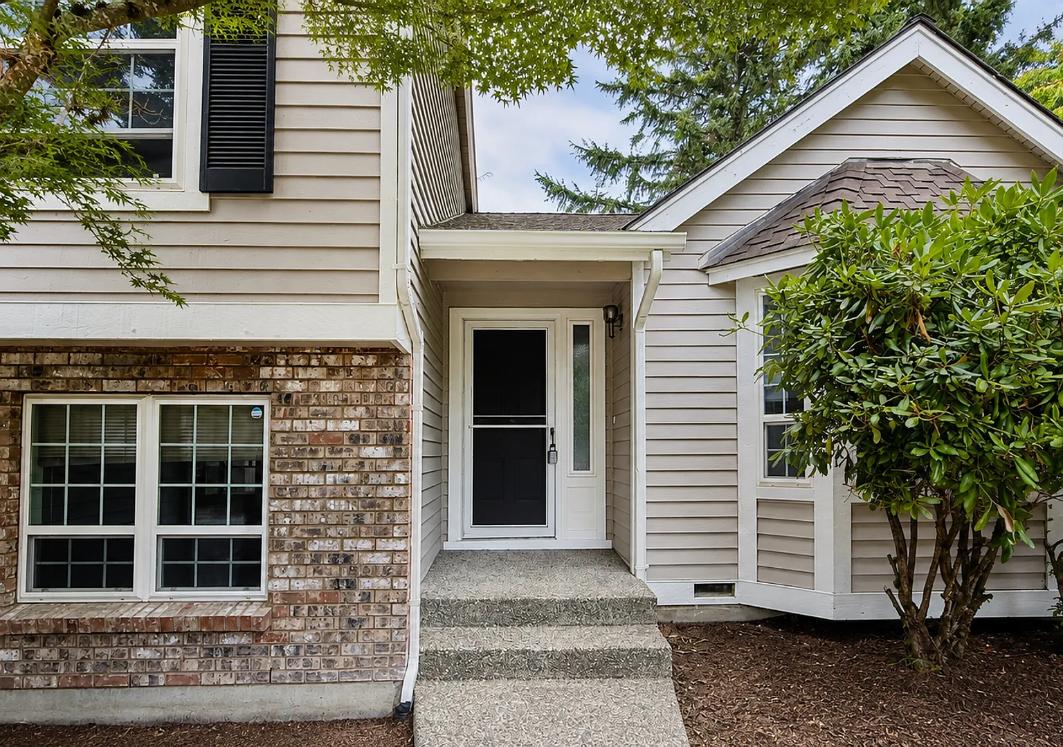 Private Summer Ridge Retreat with Vaulted Ceilings & Fenced Backyard — Photo 3