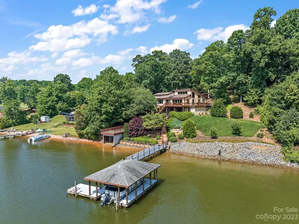 6342 Mountainside Dr, Hickory, NC 28601