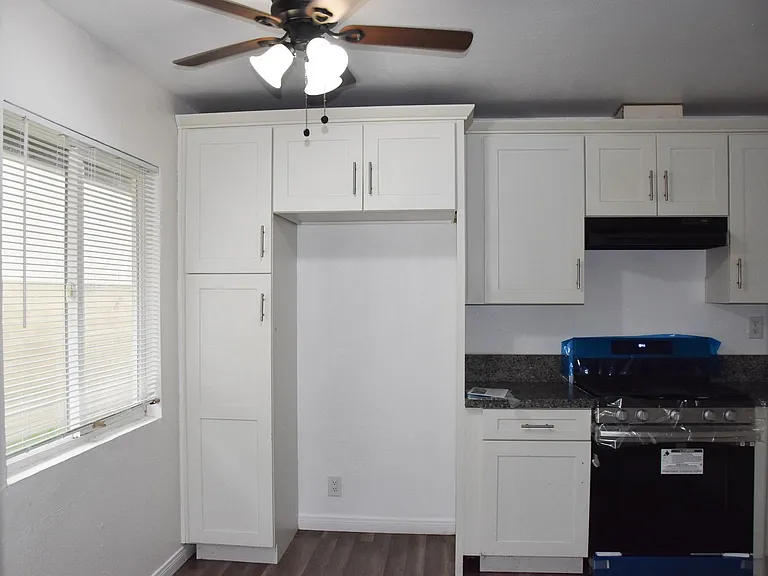 411 Kroeger St — Photo 5