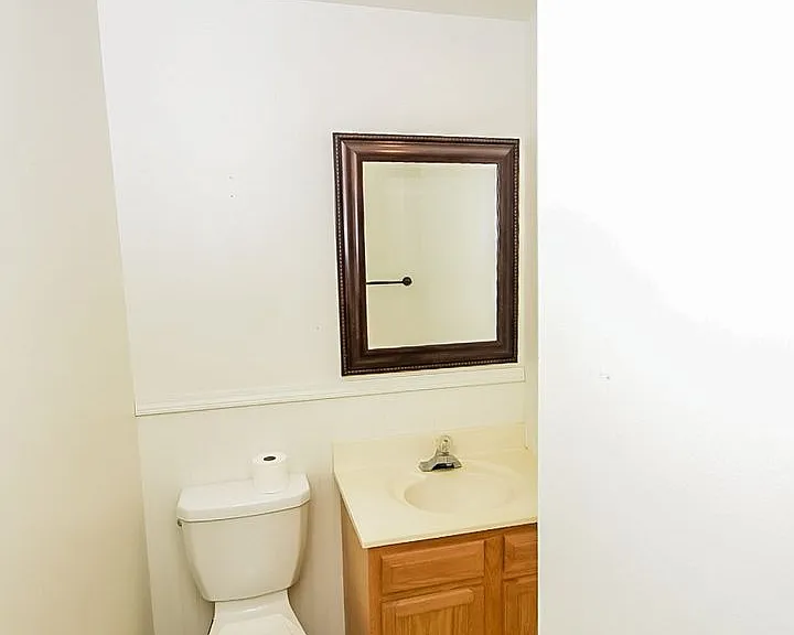 2225 Yorktowne Dr — Photo 10