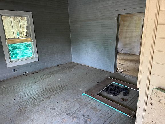 5th image of 306 Railroad St