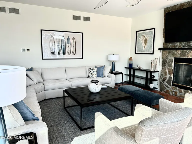 206 Pointe Dr — Photo 8