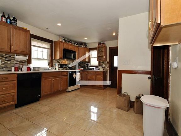 3rd image of 20 Lyne Rd