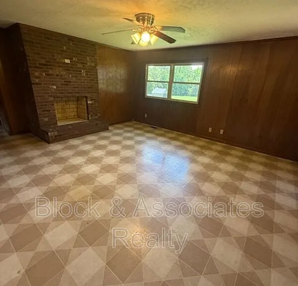 304 Swaim St — Photo 3